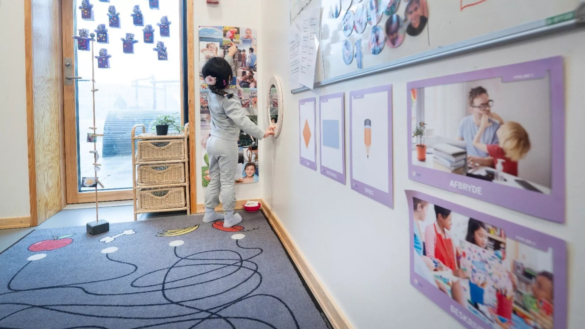 Billedet viser et barn pege på billeder