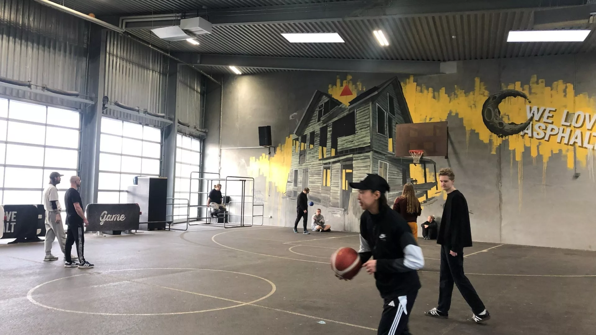 Billedet viser unge spille basketball