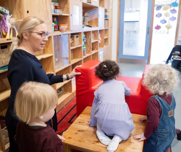 Billeder viser nogle børn på en indendørs rutsjebane i en vuggestue