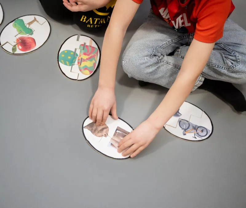 Billedet viser nogle børn lege med kort, der skal blive til sammensatte ord.