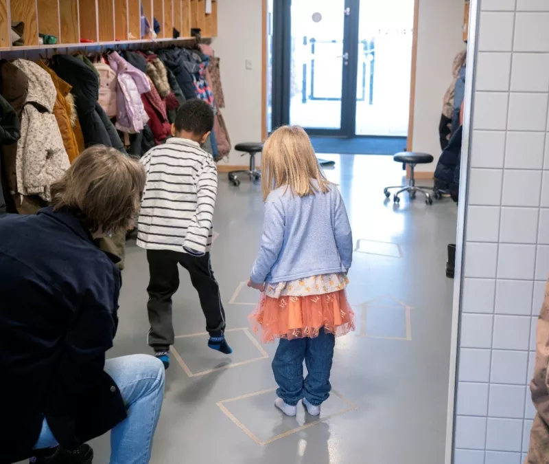 Billedet viser børn lege i en garderobe. I børnehaven er alle rum læringsrum.